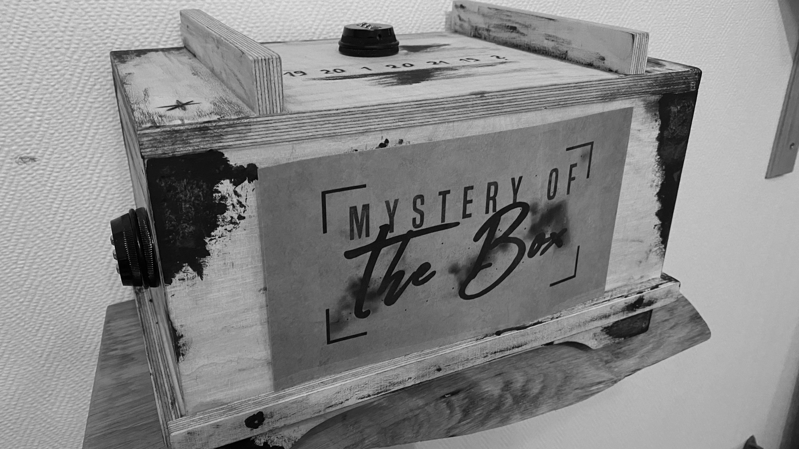 Mystery of the Box Hintergrundbild sw